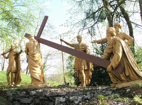 V stazione: Un Cireeo aiuta Gesù a trasportare la croce